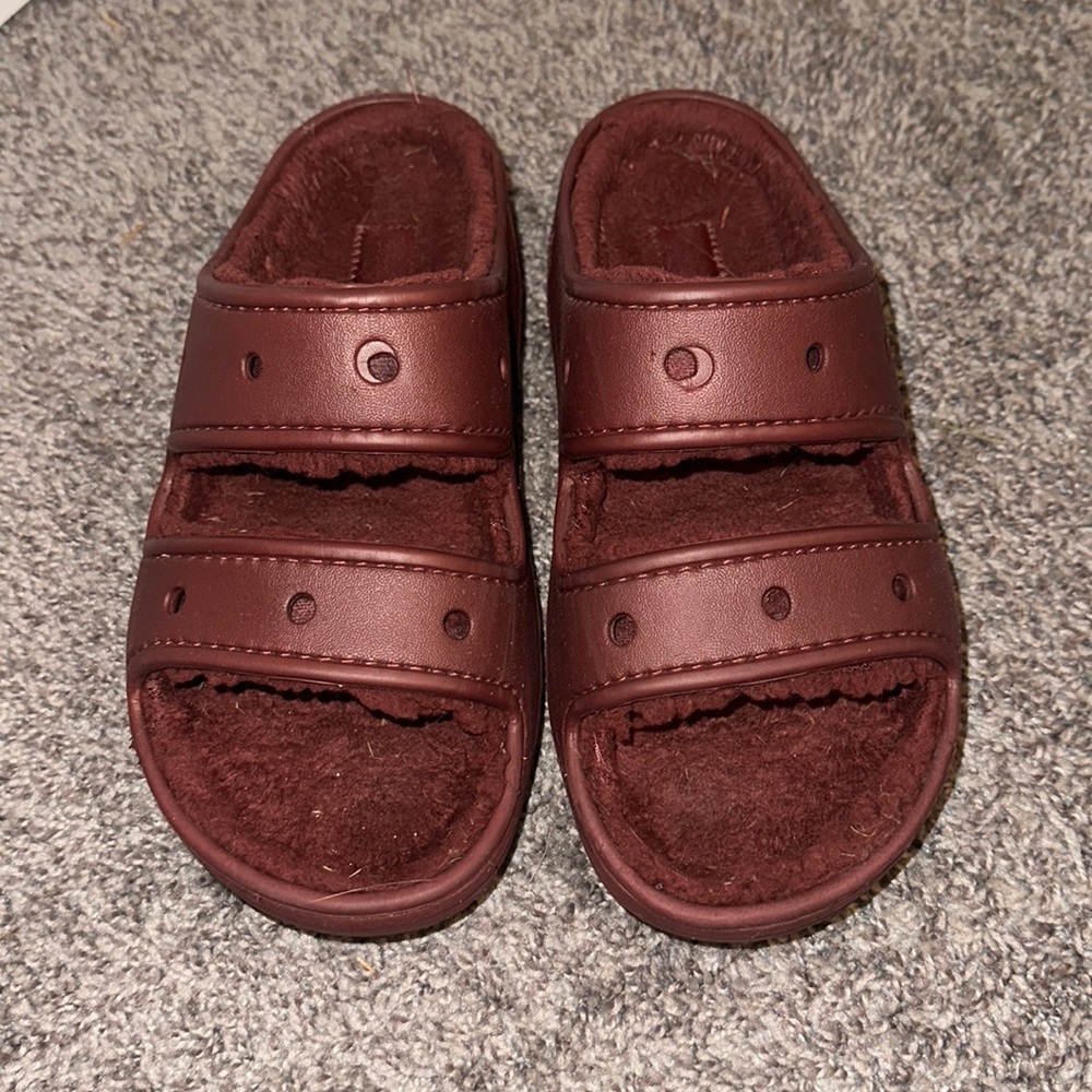 sherpa crocs sz 7w